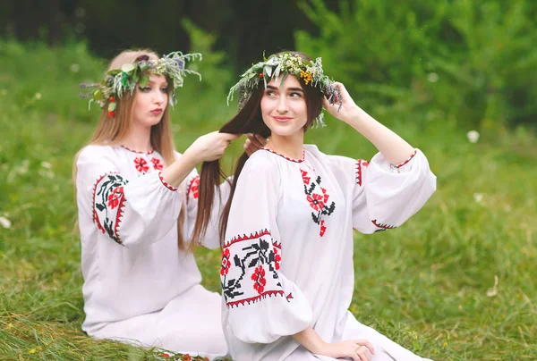Meio Verão Duas Meninas Nas Roupas Eslavas Tecem Tranças Cabelo — Fotografia de Stock