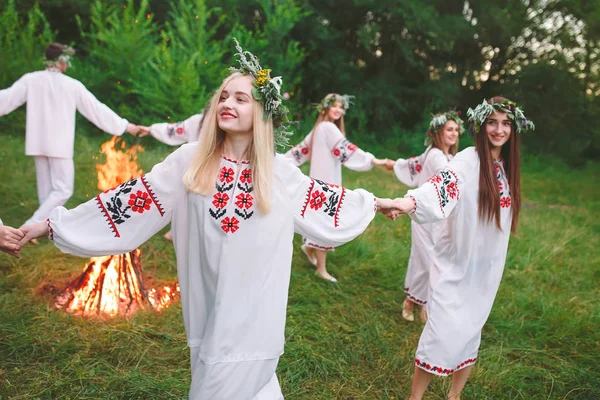 Hochsommer Junge Leute Slawischer Kleidung Drehen Sich Hochsommer Ein Feuer — Stockfoto