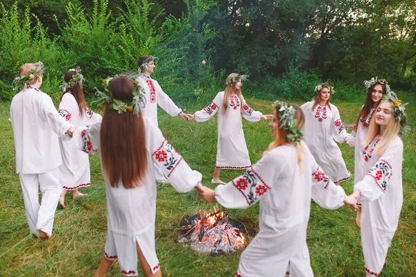 Noc Świętojańska Młodzi Ludzie Słowiańskich Ubrania Koncentrują Się Wokół Ogień — Zdjęcie stockowe