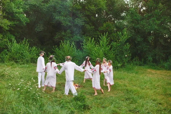 Midsommar Ungdomar Slaviska Kläder Kretsar Kring Eld Midsommar — Stockfoto