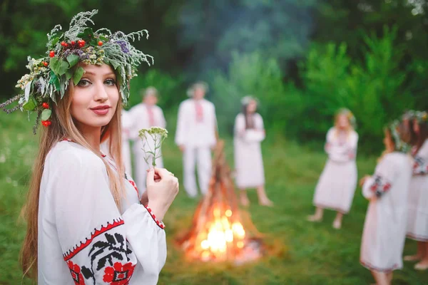 Milieu Été Portrait Une Belle Fille Vêtements Slaves Près Feu — Photo