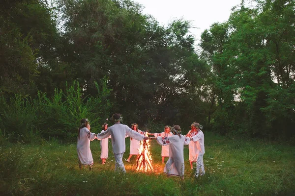 Midsommar Unga Människor Slaviska Kläder Cirkel Dans Runt Brasa Skogen — Stockfoto