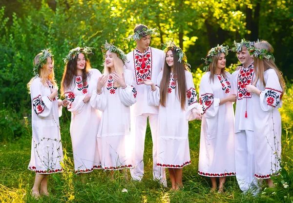 Hochsommer Eine Gruppe Junger Menschen Slawischen Aussehens Bei Der Mittsommerfeier — Stockfoto