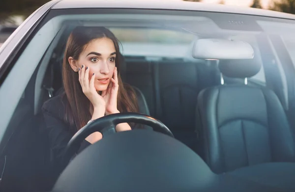 Chica Coche Está Atasco Tráfico —  Fotos de Stock