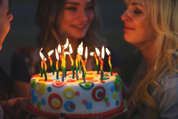 Aniversário Meninas Com Bolo Com Velas — Fotografia de Stock