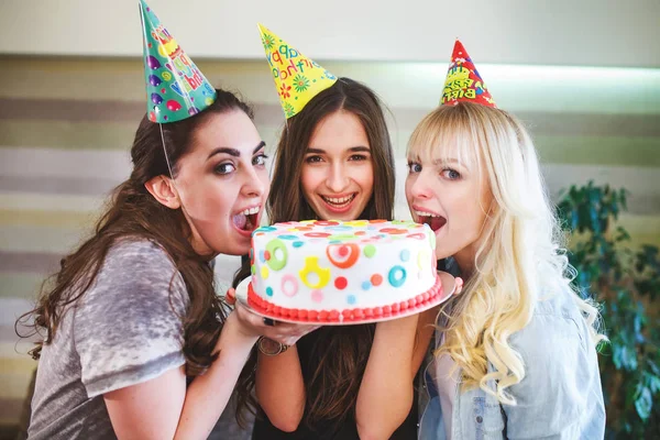 Verjaardag Meisjes Bijten Cake Een Verjaardagsfeestje — Stockfoto