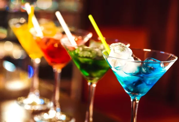 Barda Çok Renkli Kokteyller — Stok fotoğraf
