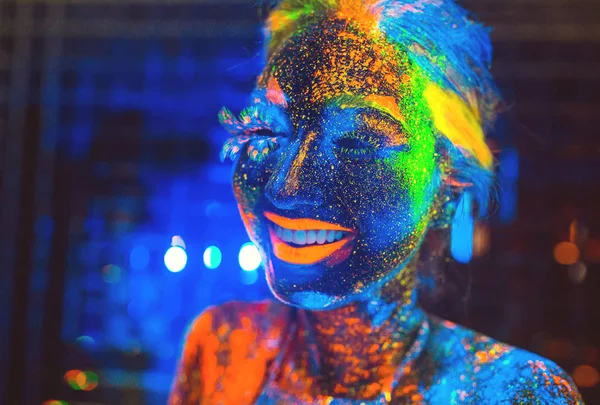 Retrato Una Niña Pintada Polvo Fluorescente — Foto de Stock