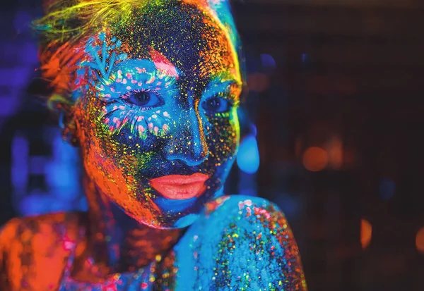 Retrato Una Niña Pintada Polvo Fluorescente — Foto de Stock