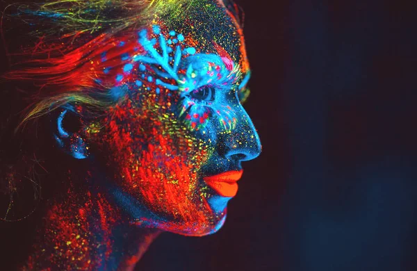 Retrato Una Niña Pintada Polvo Fluorescente — Foto de Stock