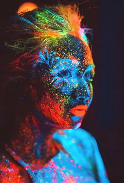 Retrato Una Niña Pintada Polvo Fluorescente — Foto de Stock