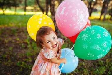 2-3 yıl balon açık havada tutan eski kız bebek. Doğum günü partisi. Çocukluk. Mutluluk