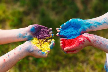 Mor, sarı, kırmızı, mavi Holi festival renkleri izole kaplı gençlerin Hands Palms.