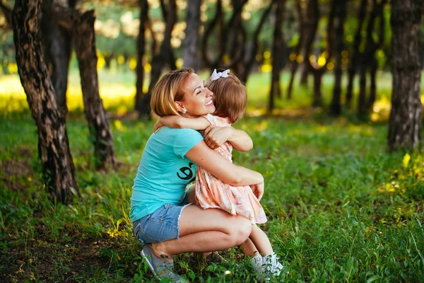 Happy mom and daughter smiling at nature — Stock Photo, Image