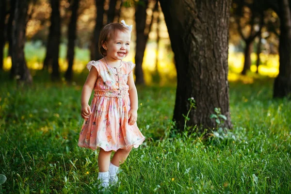 Portrait extérieur d'adorable petite fille souriante dans la journée d'été . — Photo