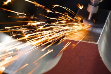 Elmas uçlu parlatma metal parçaları ile matkap. Kıvılcım.