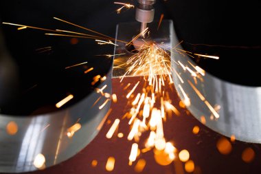 Elmas uçlu parlatma metal parçaları ile matkap. Kıvılcım.