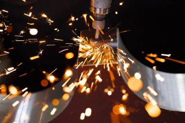 Elmas uçlu parlatma metal parçaları ile matkap. Kıvılcım.