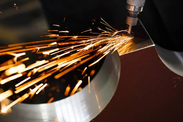 Taladro con piezas de metal pulido con punta de diamante. Chispas . — Foto de Stock