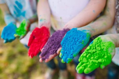 Mor, sarı, kırmızı, mavi Holi festival renkleri izole kaplı gençlerin Hands Palms.