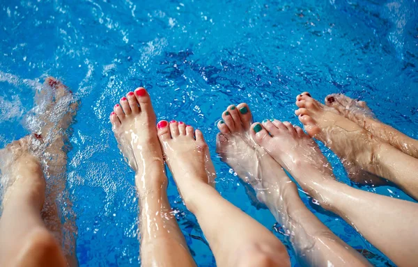 Mädchen entspannen sich im Schwimmbad. Weibliche Beine aus nächster Nähe. — Stockfoto