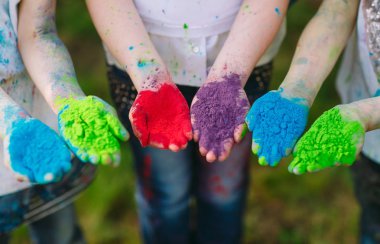 Mor, sarı, kırmızı, mavi Holi festival renkleri izole kaplı gençlerin Hands Palms