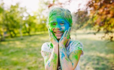 Holi Festivali renklerde boyanmış bir sevimli kız portresi.