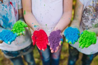 Mor, sarı, kırmızı, mavi Holi festival renkleri izole kaplı gençlerin Hands Palms