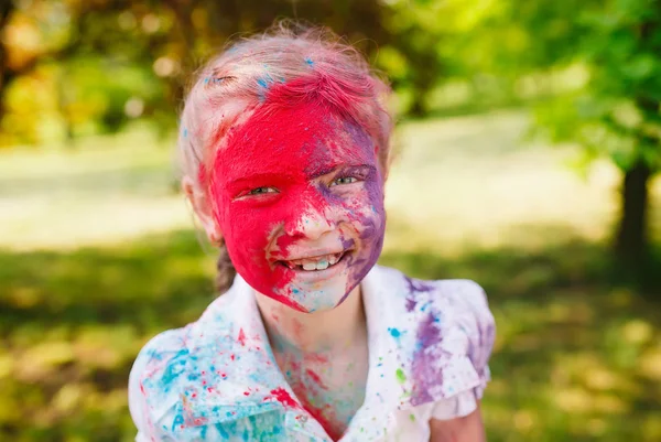 Portret van een schattig meisje geschilderd in de kleuren van Holi festival — Stockfoto