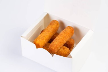 Beyaz bir kutuda kızarmış peynir çubukları.