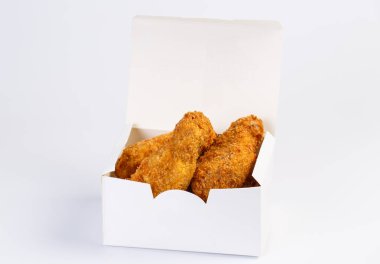 Beyaz arka plan üzerinde kağıt kutuda Kızarmış Tavuk Wings.