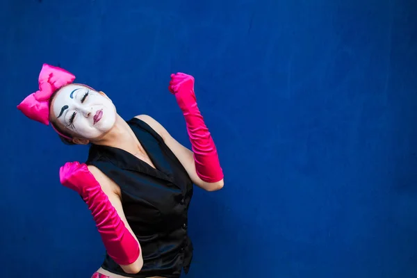 Mime portrait near a blue wall. Isolated on blue background — Stock Photo, Image