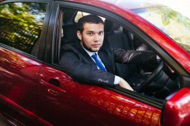 Yakışıklı genç adam yaz aylarında bir araba sürüş.