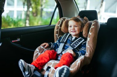 Bir güvenlik oto koltuğunda sevimli erkek bebek.