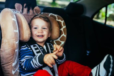Bir güvenlik oto koltuğunda sevimli erkek bebek.