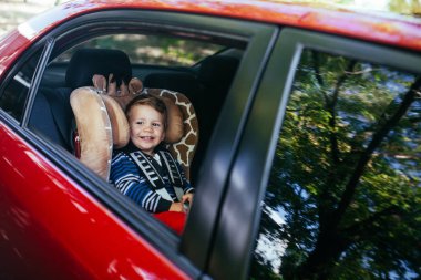 Bir güvenlik oto koltuğunda sevimli erkek bebek.