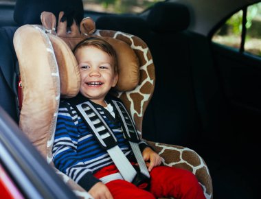 Bir güvenlik oto koltuğunda sevimli erkek bebek.