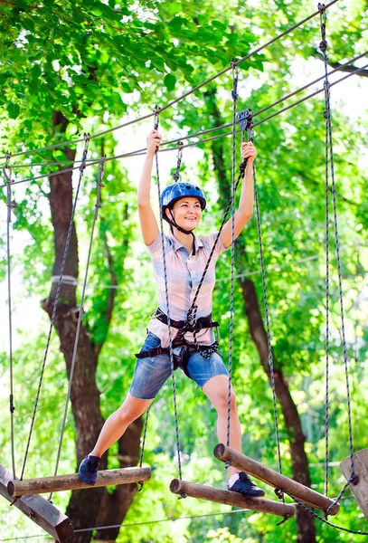 Adventure climbing high wire park - osoby na kursie w hełmie górskim i sprzęcie bezpieczeństwa — Zdjęcie stockowe