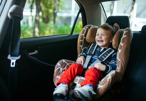 Bir güvenlik oto koltuğunda sevimli erkek bebek. — Stok fotoğraf