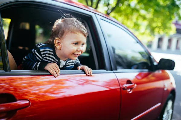 Copil băiat în mașină uitându-se la fereastră . — Fotografie, imagine de stoc