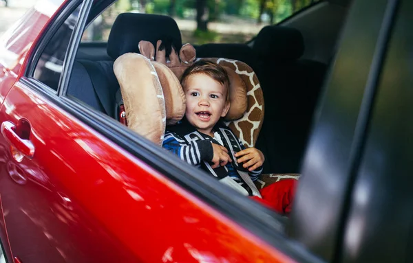 Entzückender kleiner Junge im Sicherheitsautositz. — Stockfoto