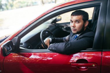 Yakışıklı genç adam yaz aylarında bir araba sürüş.