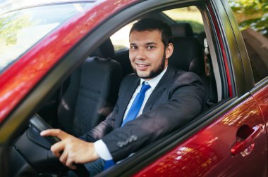 Yakışıklı genç adam yaz aylarında bir araba sürüş.