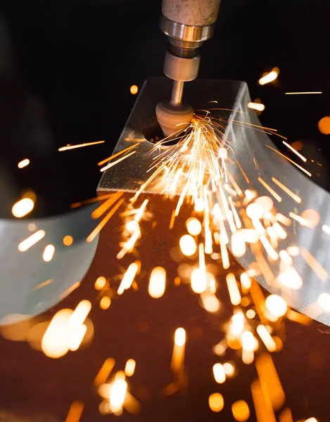 Taladro con piezas de metal pulido con punta de diamante. Chispas . — Foto de Stock