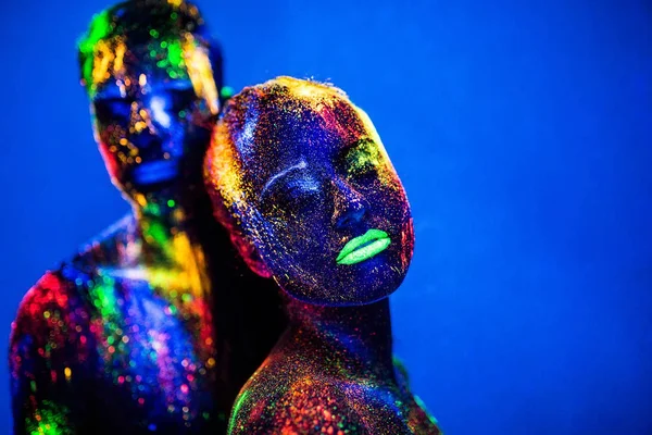 La gente es polvo fluorescente de color. un par de amantes bailando en una discoteca —  Fotos de Stock