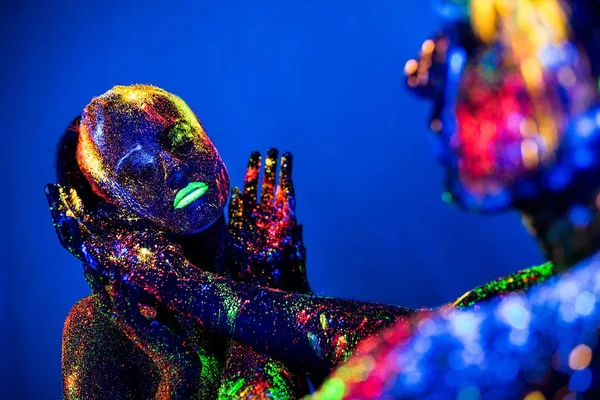 As pessoas são pó fluorescente colorido. um par de amantes dançando em uma discoteca — Fotografia de Stock