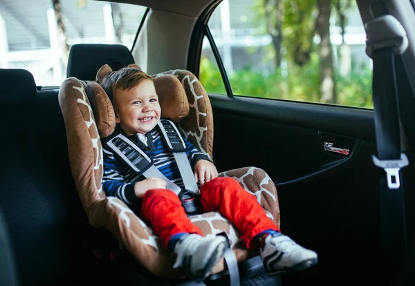 Adorable bebé en un asiento de seguridad . — Foto de Stock