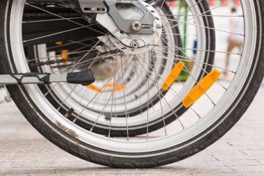 Kiralık park edilmiş vintage Bisiklet motosikletlerin kaldırımda satır