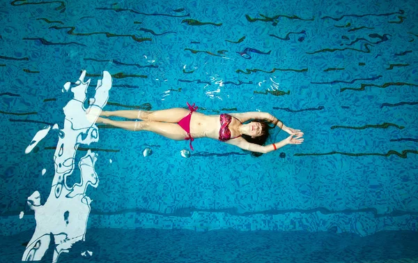 Schöne junge Mädchen entspannen im Pool. — Stockfoto