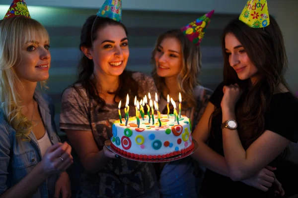 Anniversaire. Filles avec un gâteau aux bougies. Meilleurs amis célèbrent un anniversaire . — Photo